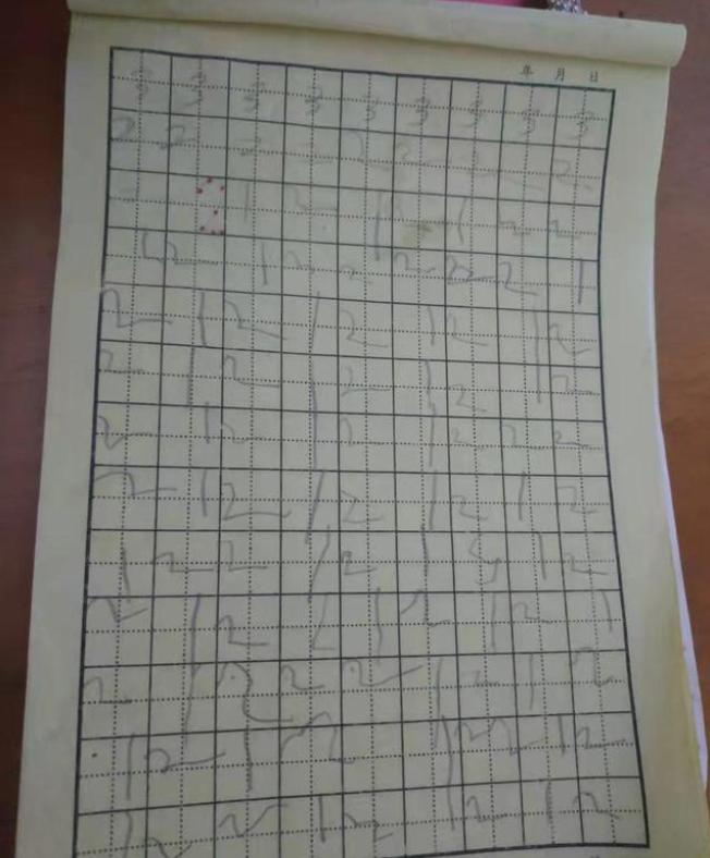 孩子写字不工整？语文老师分享2个方法，每天练10分钟写出漂亮字