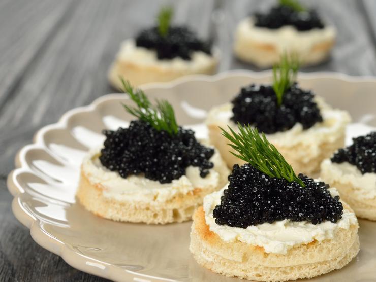 40位同学三亚聚会，游轮上摆宴席，20道贵菜10瓶茅台，账单50万