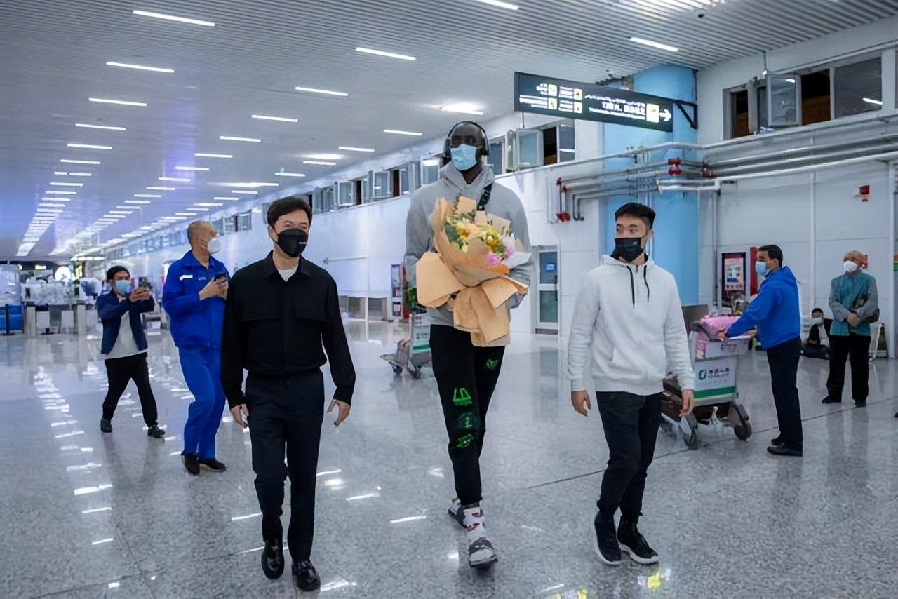 新疆男篮签下臂展2米21新外援,新疆外援坦纳格罗夫斯身高臂展