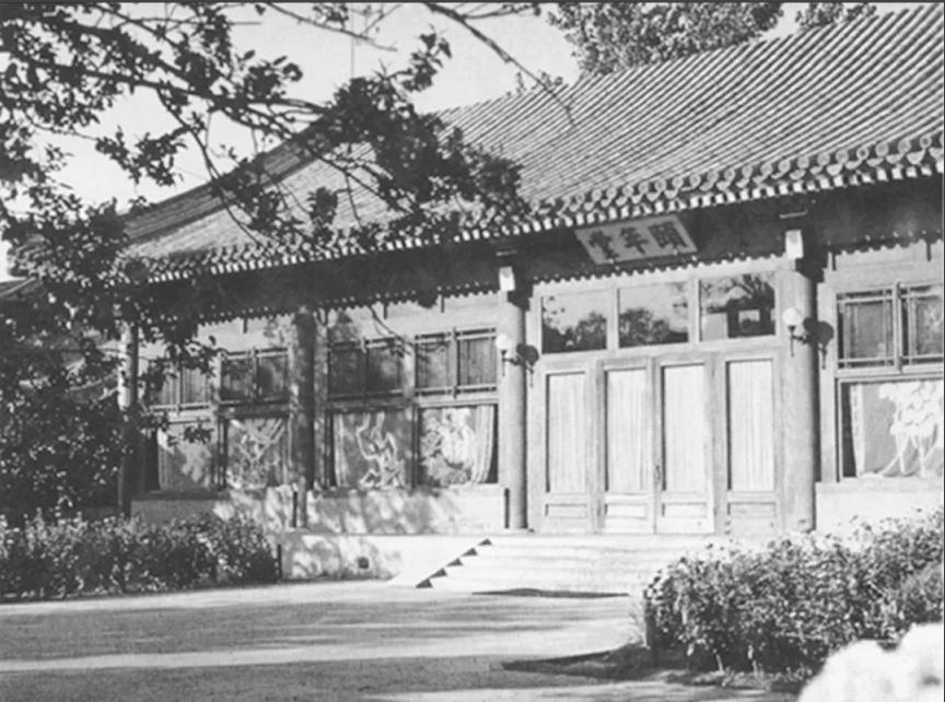 新中国成立前，*剑英叶**邀请中央入驻中南海，毛*东泽**拒绝：不做皇帝