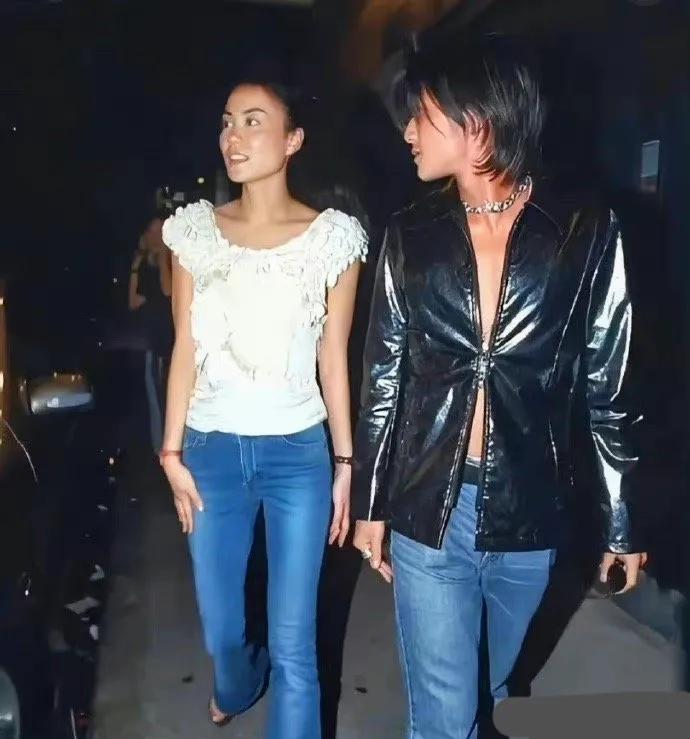 谢霆锋王菲甜蜜露面,谢霆锋王菲坐经济舱被偶遇