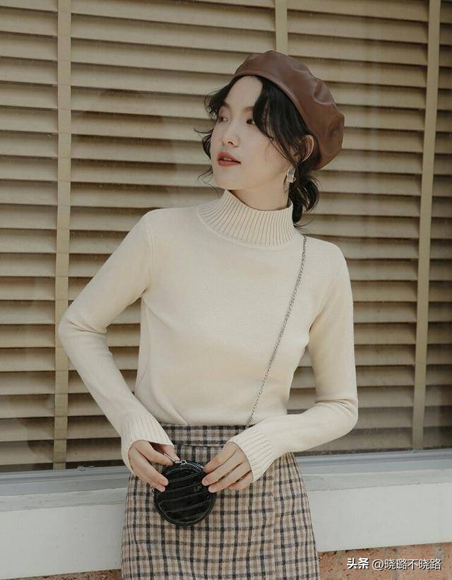 高领衫怎么搭配外套更好看,风衣半高领针织衫搭配