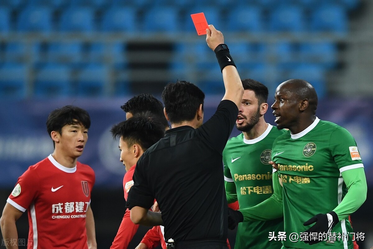 足球比赛怎么会被罚点球,足球竞赛规则和裁判法试题解析