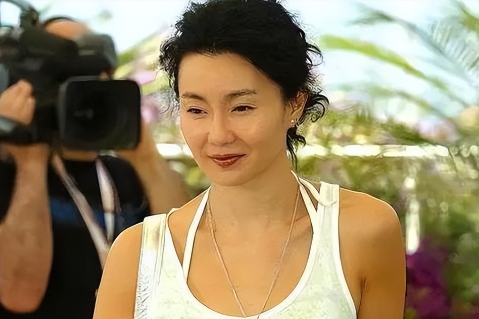 事实证明，独居贫民区、不婚无子的张曼玉，已经走上了另一条大路