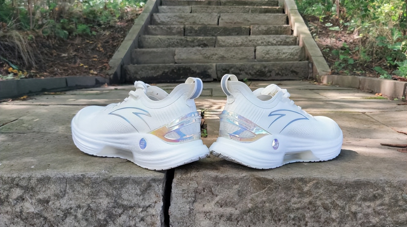 安踏跑鞋矩阵勇立潮头,安踏碳板跑鞋矩阵图片