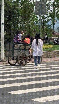 这衣服怎么穿内衣呀?不穿内衣怎么挺起来啊?