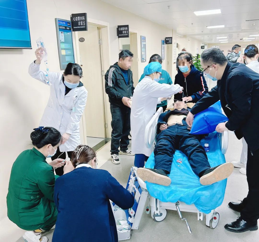 凡人微光温暖山城,凡人微光解放军战士