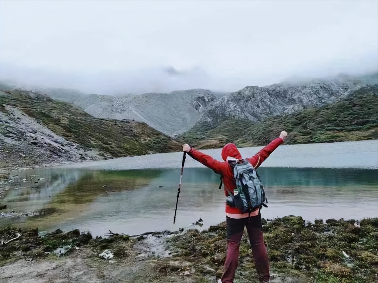 抛下羽绒服的年轻人,瞄上冲锋衣