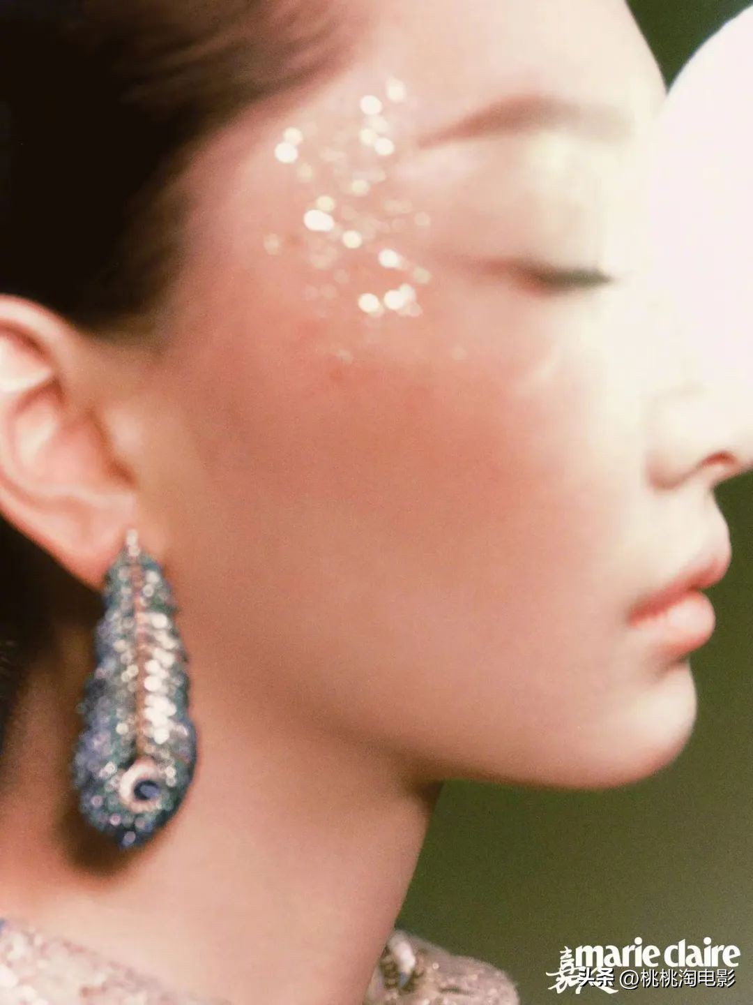 周冬雨嘉人封面生成图片,周冬雨影后图