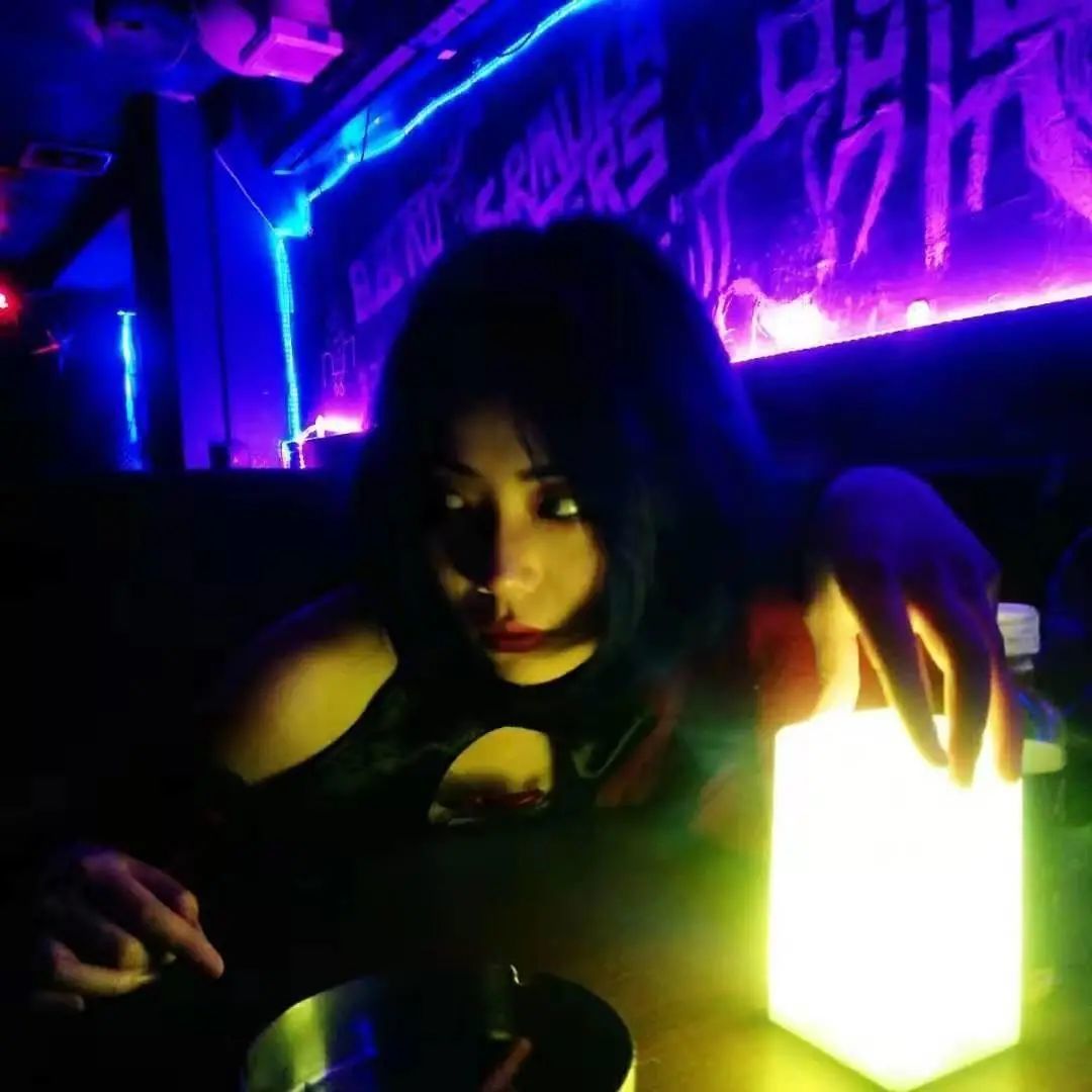 我们和一位专业气氛组小姐姐，聊了聊真实的夜店