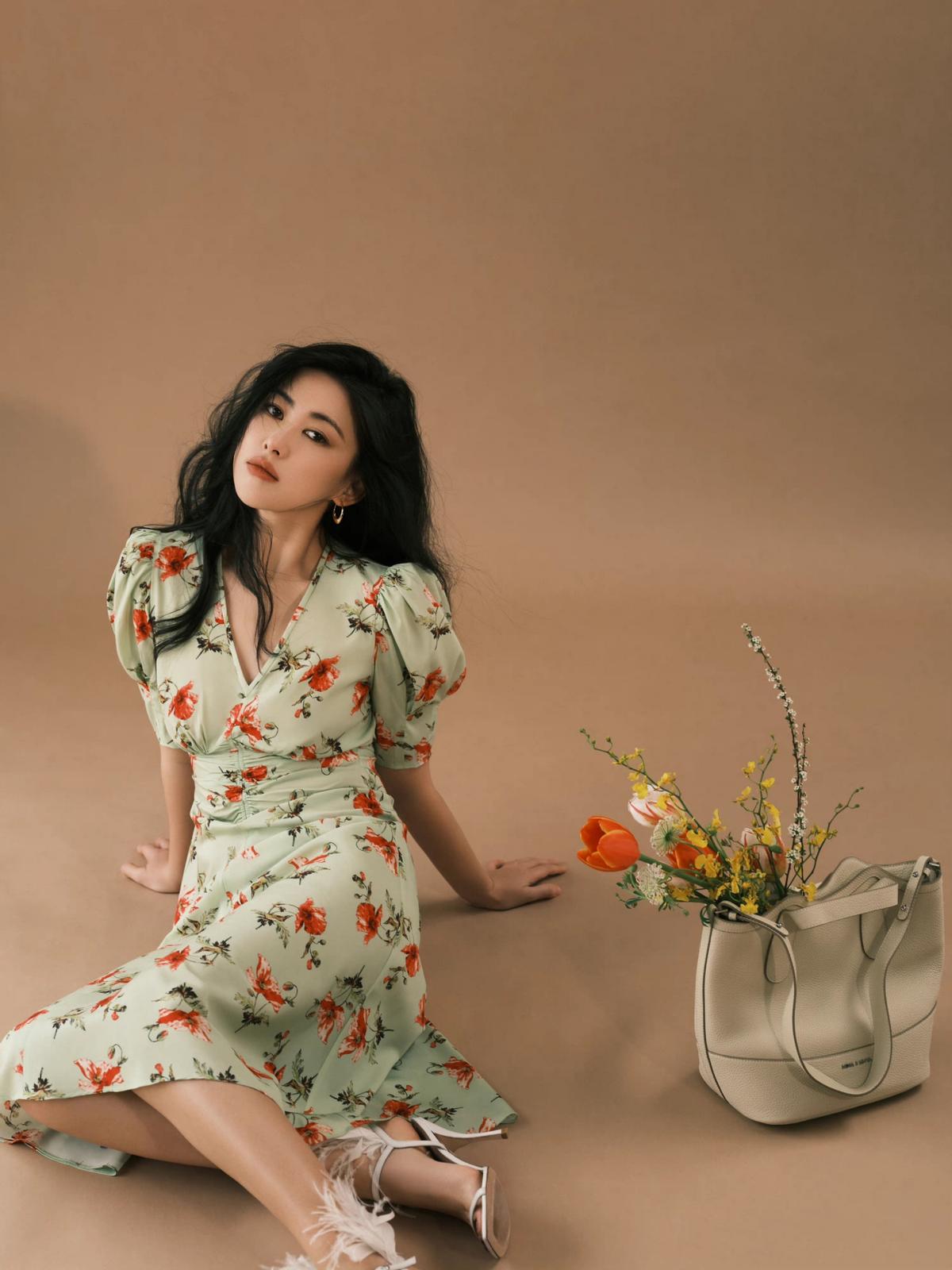 朱珠衣服大方秀出天鹅美成焦点,朱珠着装尽显妩媚