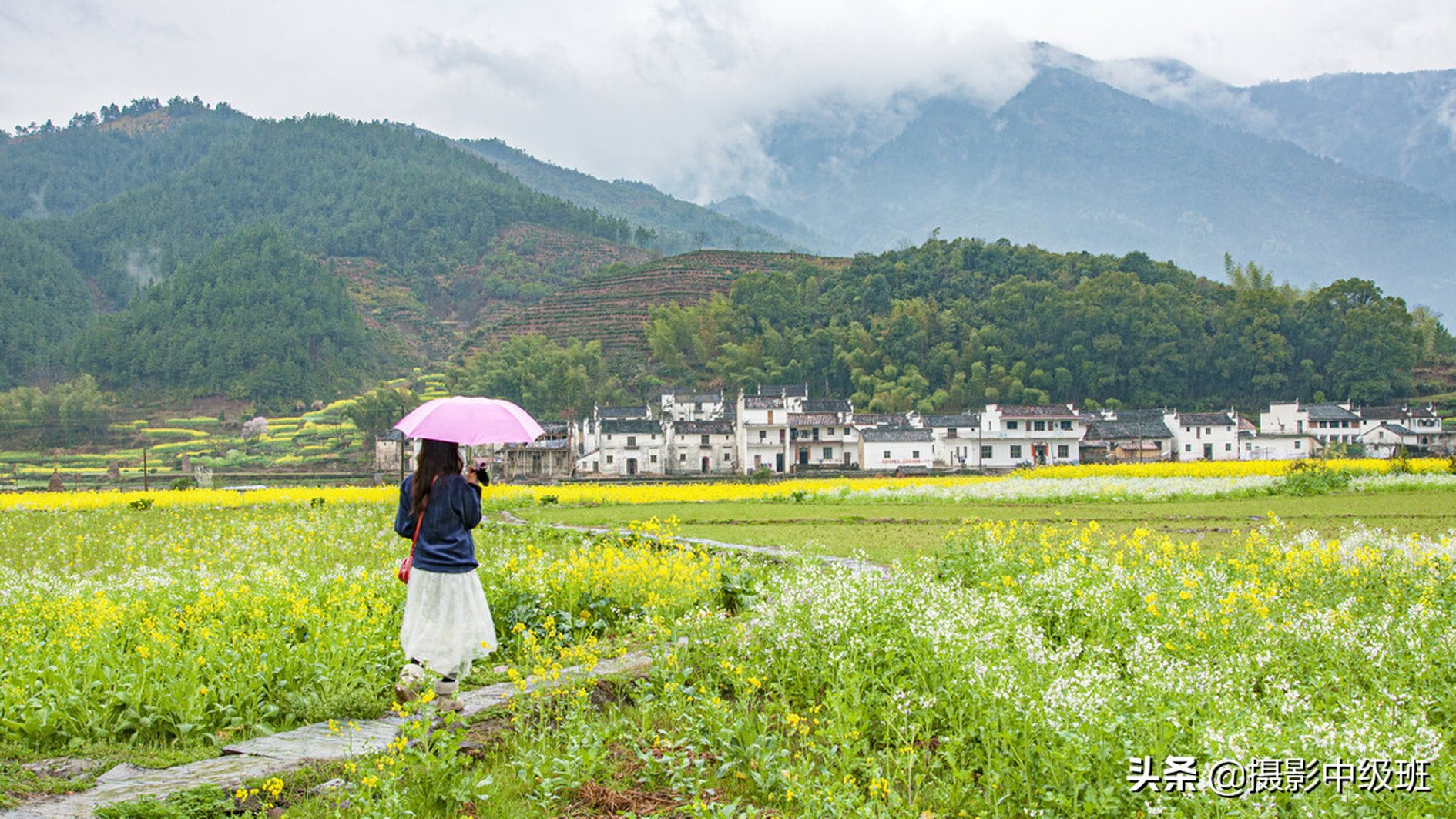 在油菜花里拍照穿什么衣服好看,油菜花人像摄影穿什么颜色的衣服