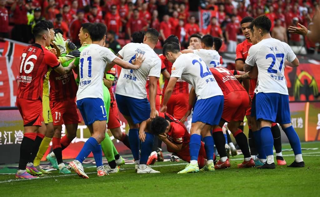 中超第17轮海港对阵泰山现场直播,中超惊现补时3张红牌神场面