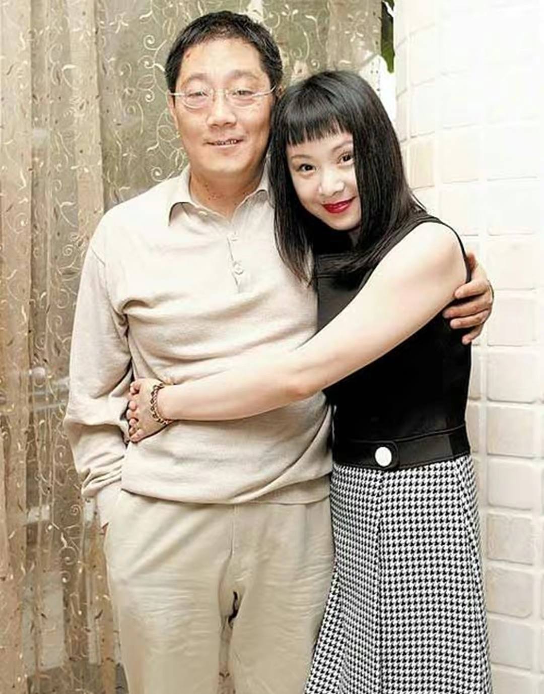 她曾是大明星，丈夫诈骗5700万，她替夫还债9年，卖房救夫