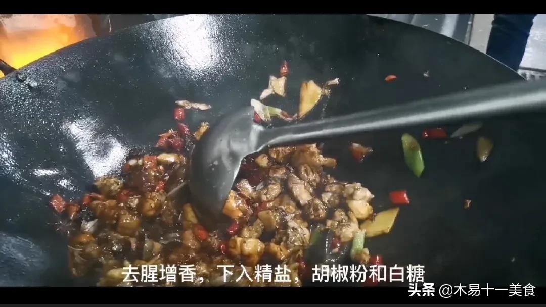饭店大厨制作炒鸡视频,生炒小公鸡正宗做法