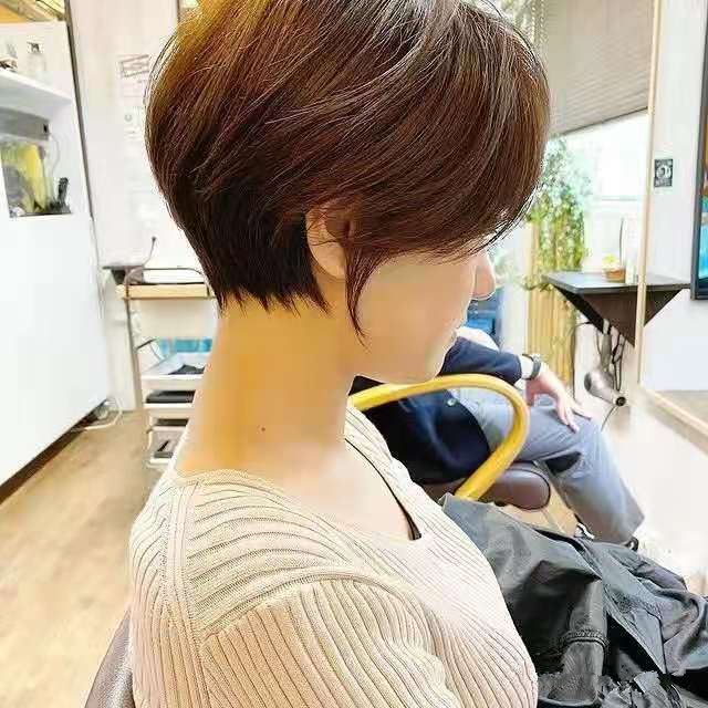大圆脸脖子短适合长发还是短发,脖子短的人适合什么短发发型