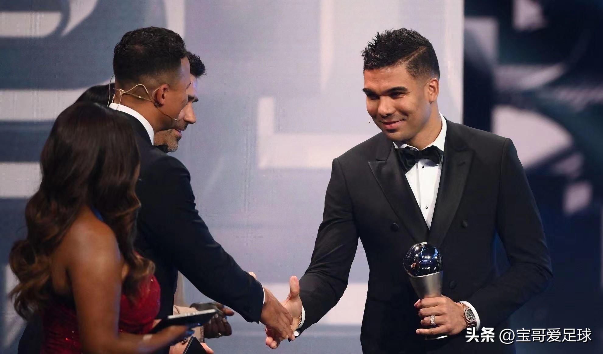 国际足联2022最佳阵容引争议，网友：这阵容前面进4个，后面漏8个