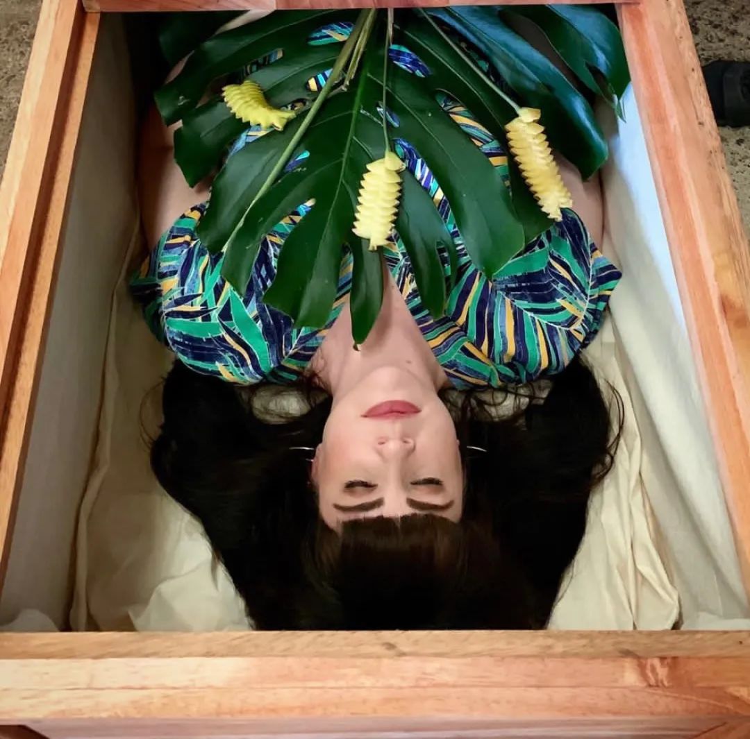 80后女孩记录世界奇葩葬礼，吸粉200万