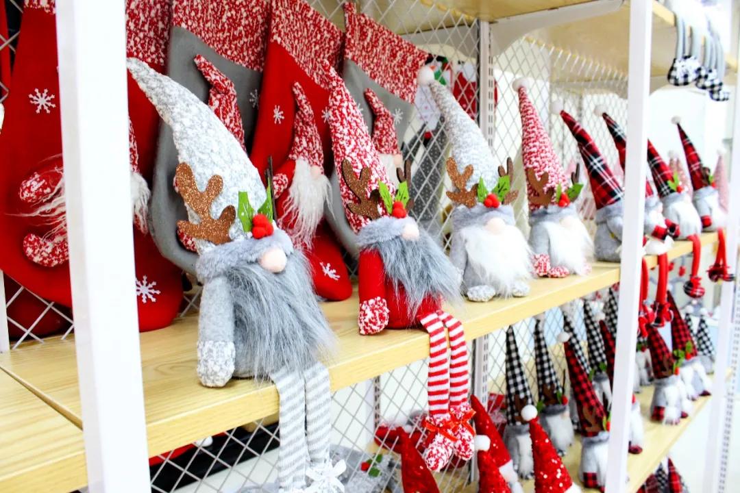 不过圣诞节的义乌商人,却承包了全世界半数圣诞用品