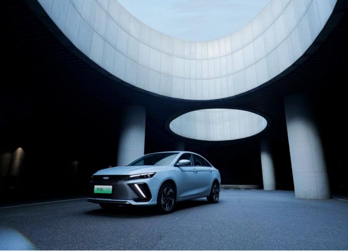 轩逸、朗逸该退位了，10万级首选吉利帝豪LHi·P，油耗低、够安全