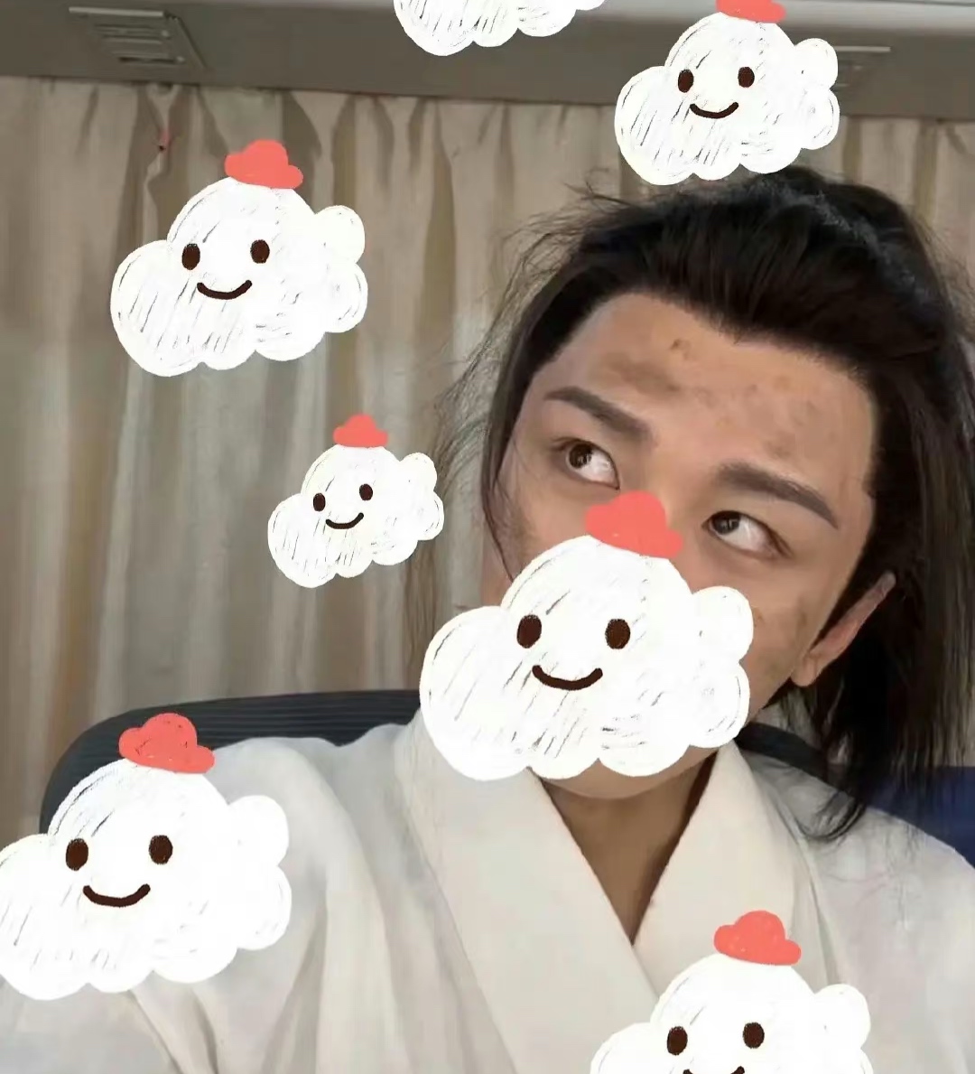 曝知名男星主动发私人照给富婆，对方为其花费千万，却遭粉丝怒骂