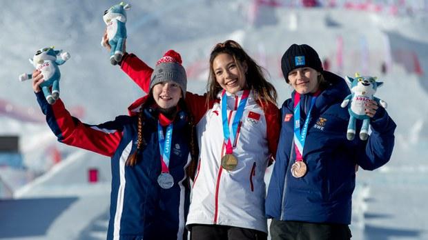 17岁中美混血滑雪天才,中国单板滑雪天才少女