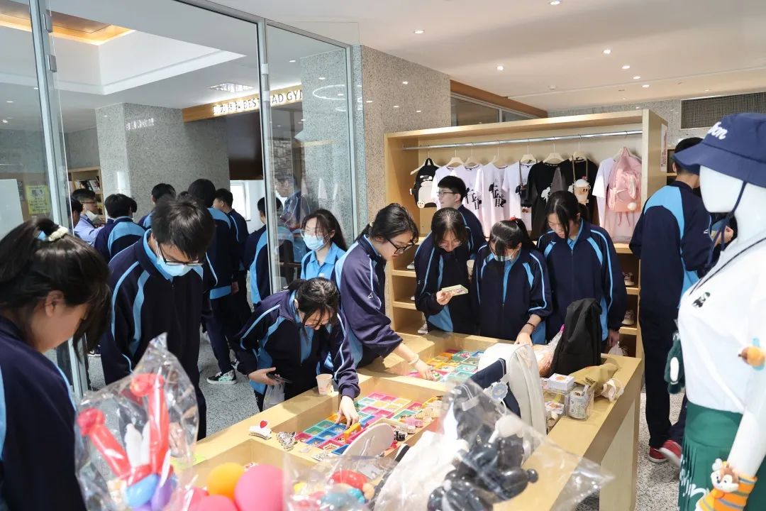 工程师、主持人、制片人……300名高中生在沈阳城市学院完成职业体验，埋下理想的种子