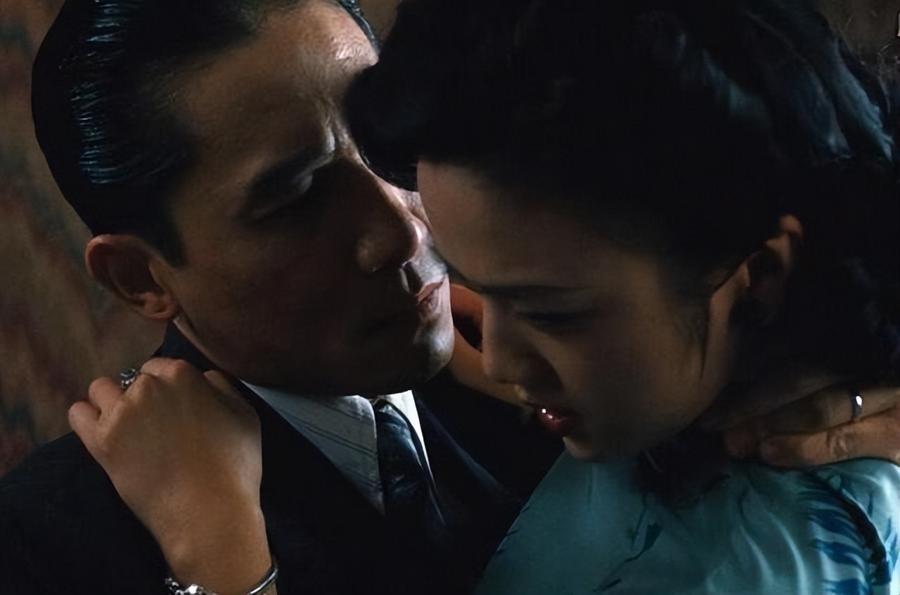 40岁汤唯穿裙子,汤唯穿绿裙长发飘飘