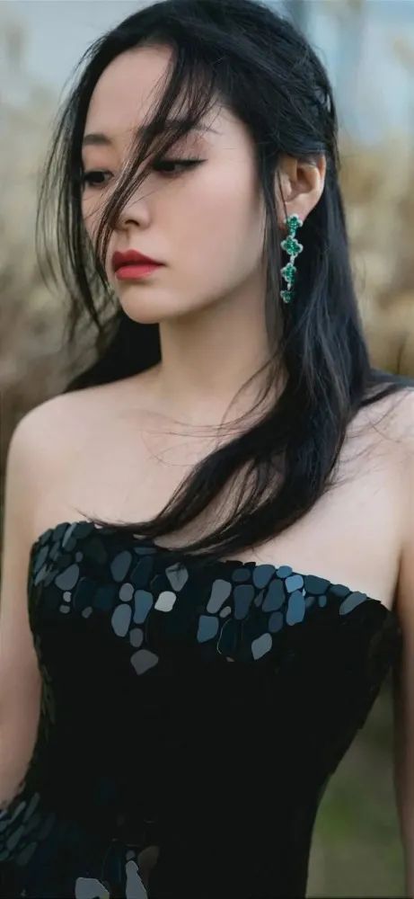 上演*妇熟**的诱惑？张靓颖将暴露当性感，海豚音公主沦为夜总会公主