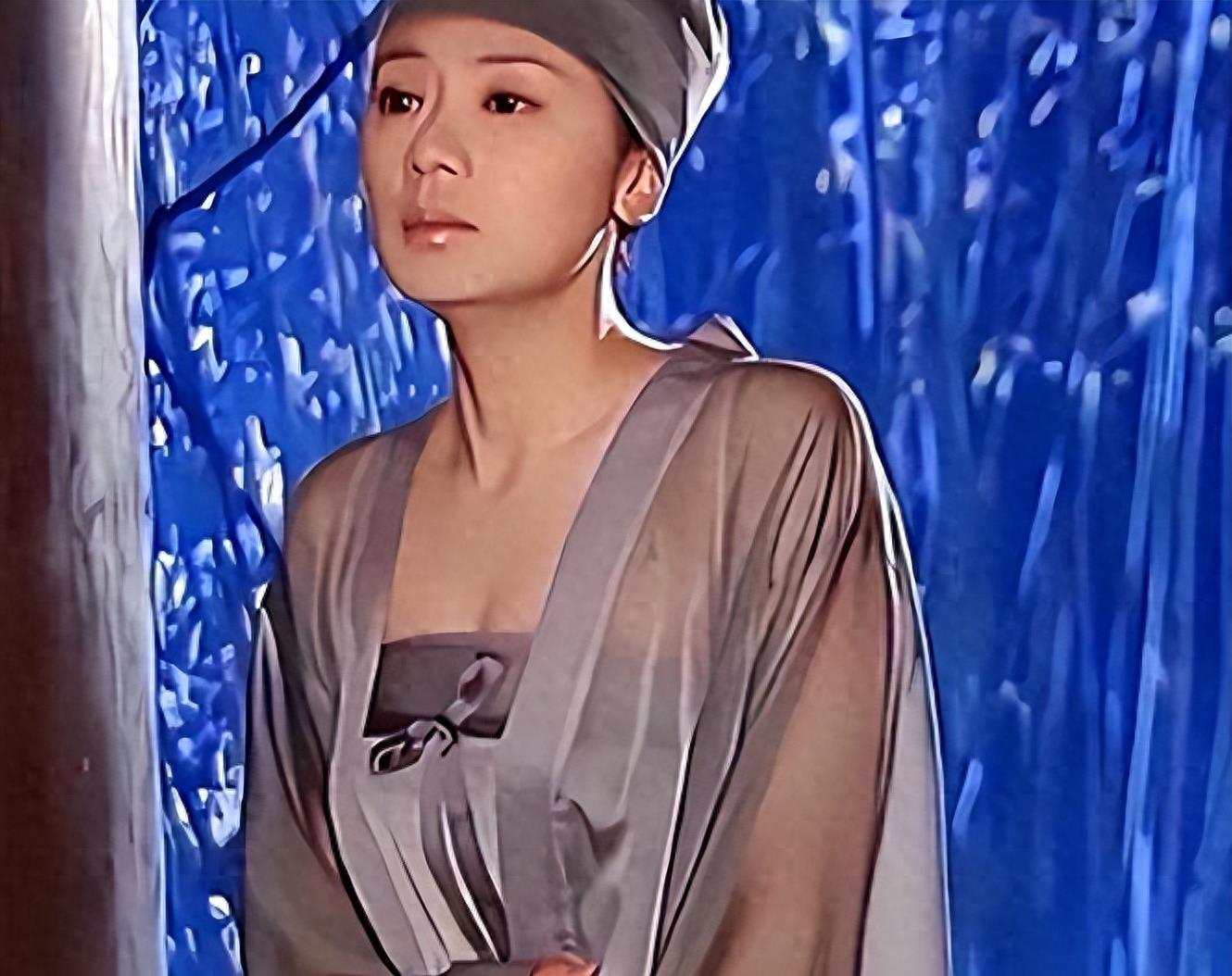 牛角胸罩,诱惑式舔刀尖,这些颠覆三观的镜头,看完让人一言难尽