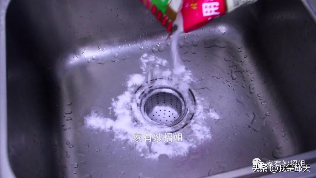 洗碗池上的小妙用,小苏打加盐清理洗碗池下水道