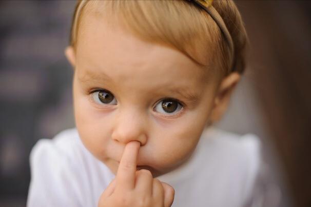 孩子总喜欢用手“抠鼻孔”，家长制止没有用，试试看这样做