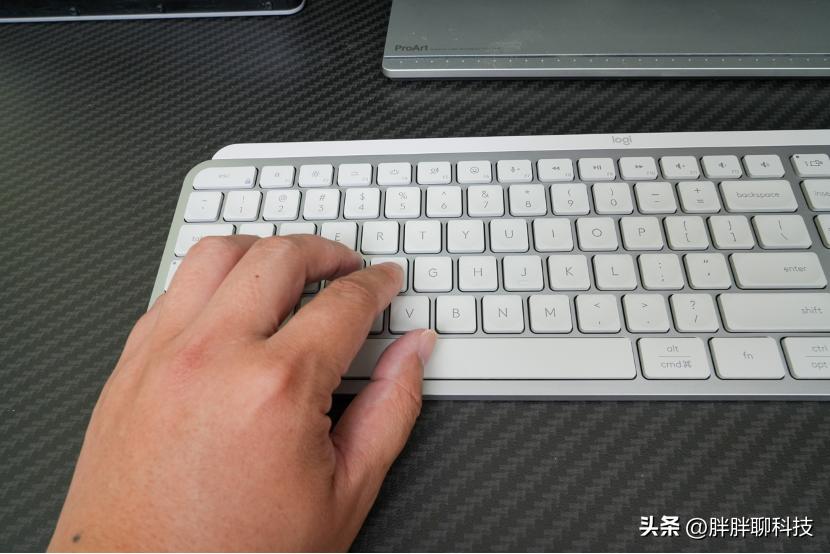 罗技薄膜键盘mxkeys,罗技mxkeys键盘测评