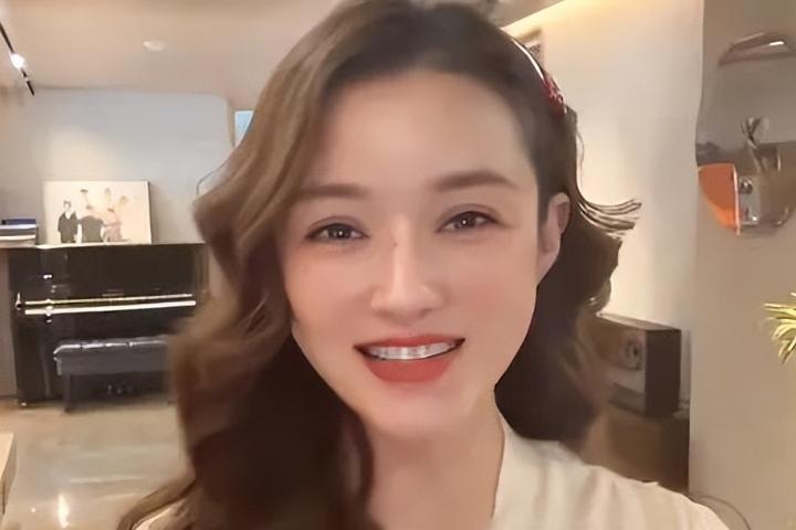 6个孩子每人配一个保姆，这位宝妈好奢侈，嫁亿万富豪住千平豪宅