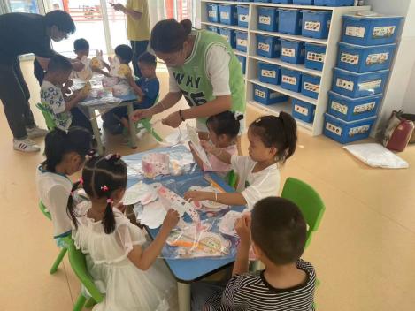 社区开展亲子手工做灯笼迎新春,社区开展青少年剪纸制作灯笼活动