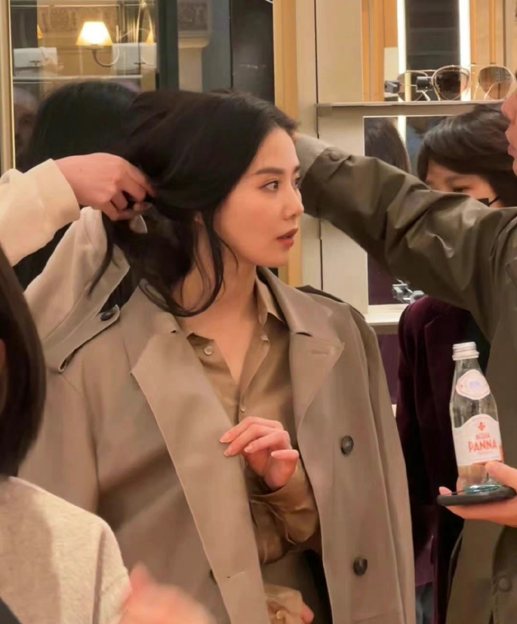 米兰时装周同款被扒反差大：肖战戴2万金戒指，李宇春帽子仅200多