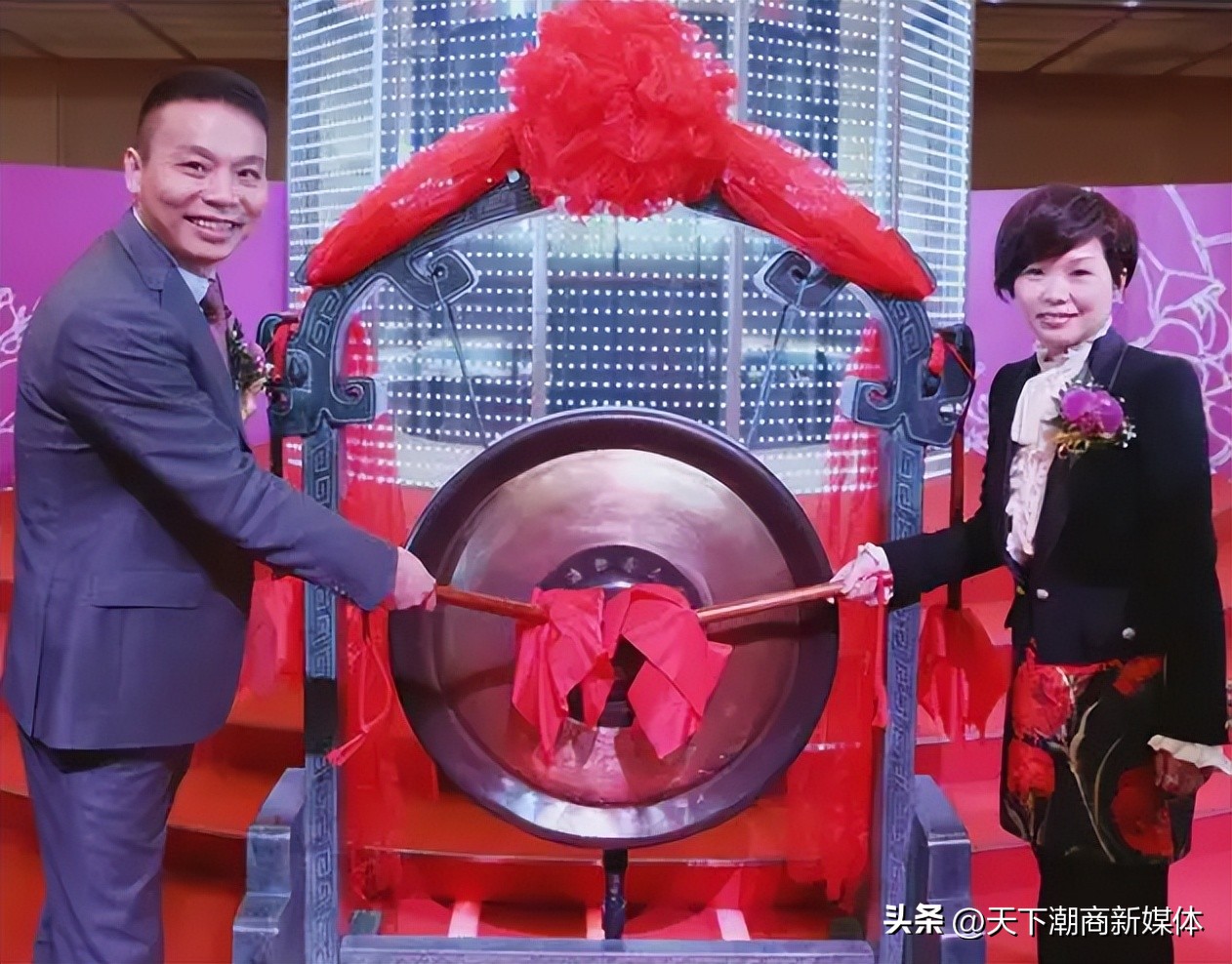 夫妻档白手起家,控有2家上市公司,财富估值90亿,26岁儿子将接班？