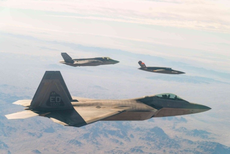 xq-58无人机是无人作战飞机吗,美军xq-58成功发射小型无人机