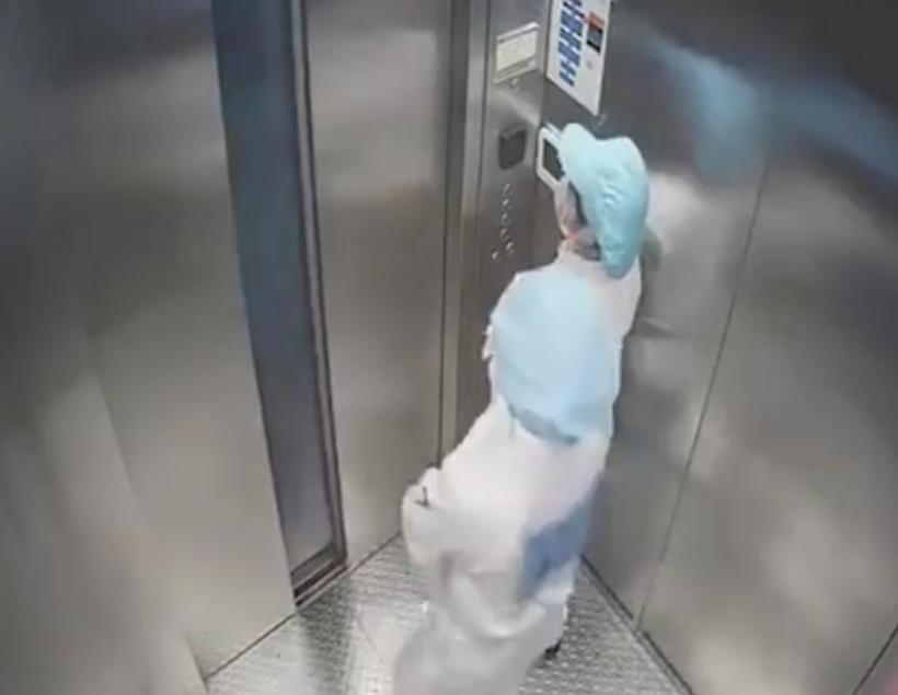 “紧抱、抚摸”男护士猥亵女同事被拘7日，称：我们只是开玩笑