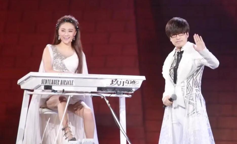 昔日爆红组合街头卖唱,曾经红极一时现在却卖唱的歌手