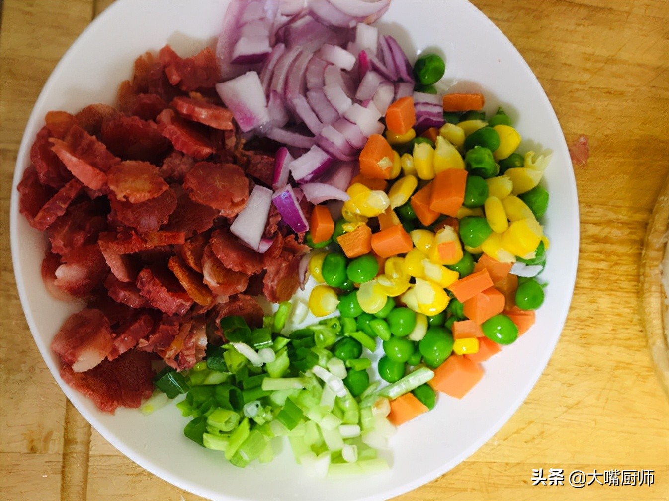 做蛋炒饭是先倒油还是先开火,做蛋炒饭要不要先把饭炒熟