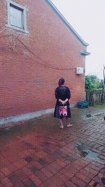 一哥们在殡仪馆守灵，闲着无聊，半夜用手机搜附近的人