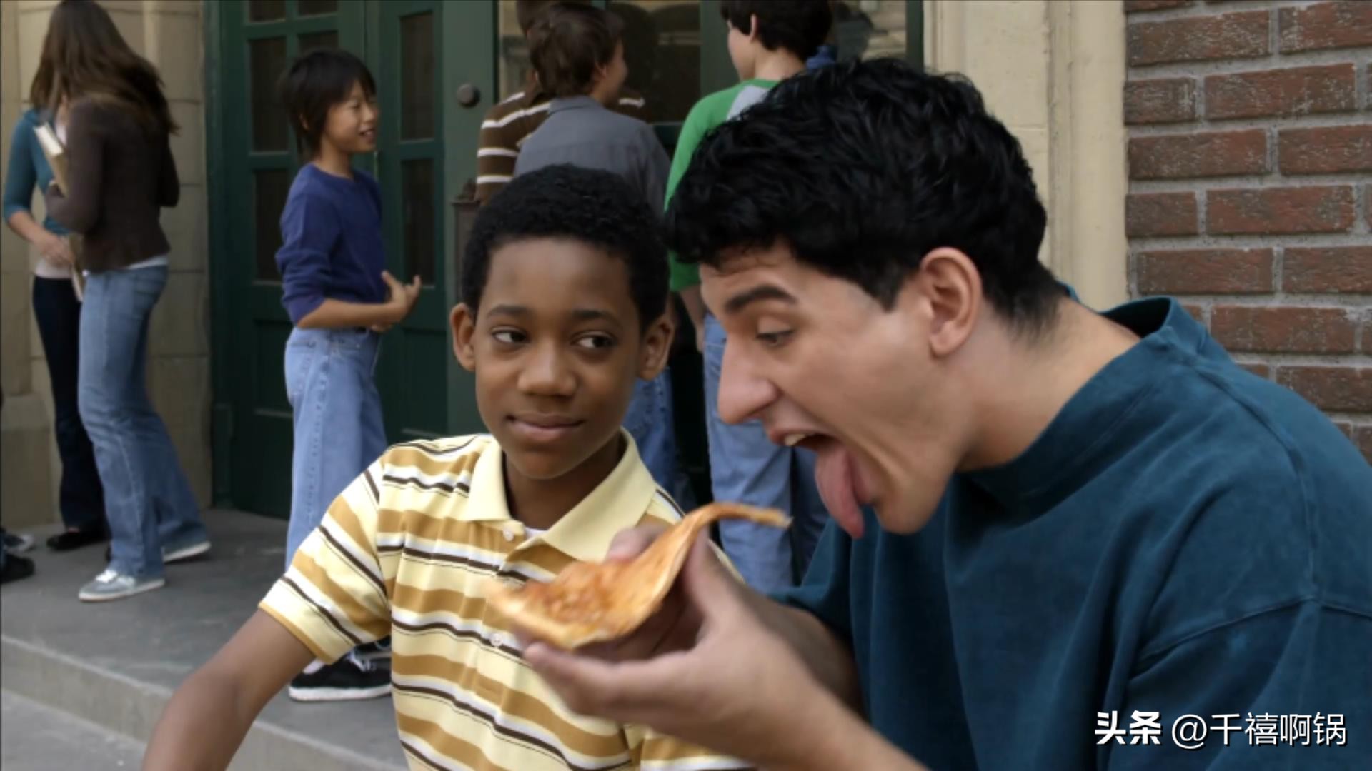 走在街上遇见强盗该怎么办?网友:当然是凉拌啊!