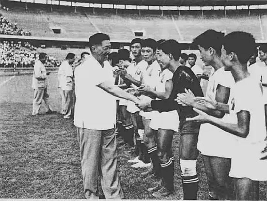 1959年毛主席命贺龙整治国足，贺龙只用一招，国足跻身亚洲第一