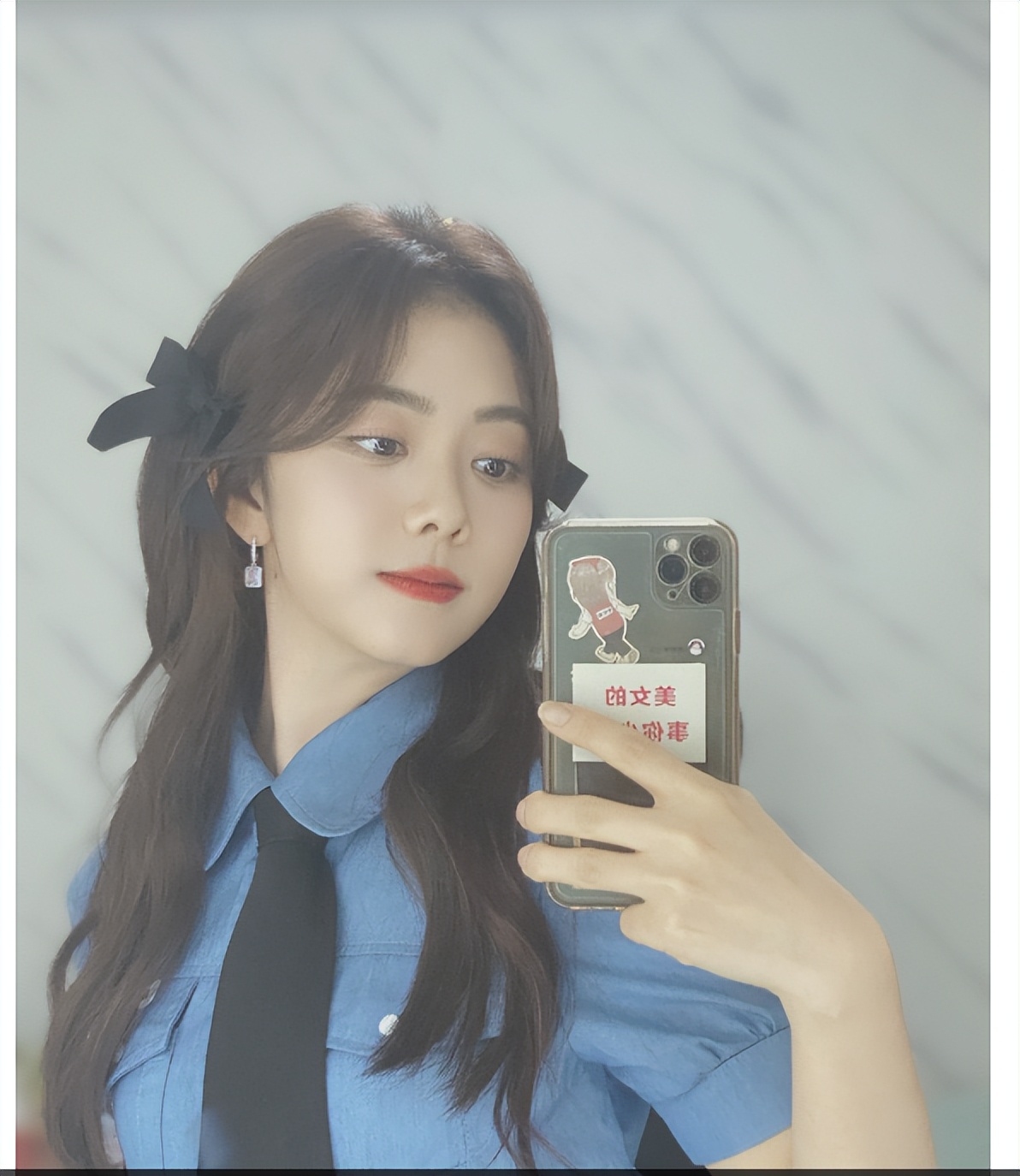 谭松韵穿西装变身酷girl超养眼,谭松韵西装革履花领带