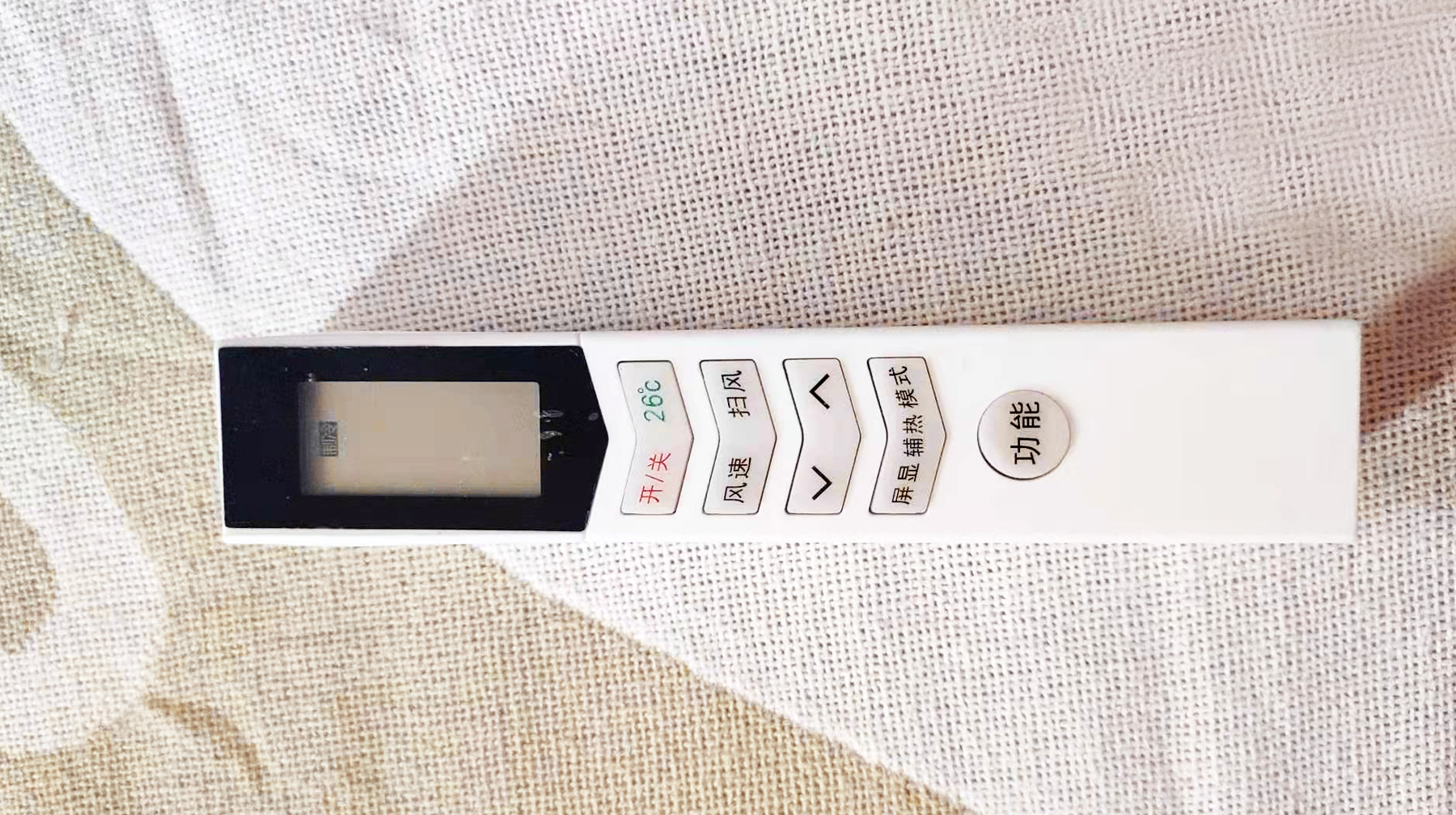 面条型设计外观独特，这款美的遥控器，简洁机身通用多款空调