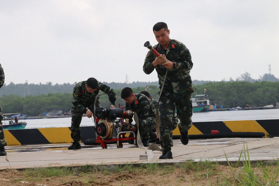 英姿飒爽守海疆金戈铁马铸忠魂,百舸争流千帆竞奋楫破浪立潮头