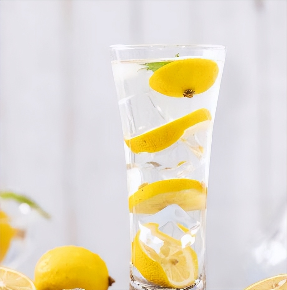 柠檬泡水喝的两大禁忌,柠檬泡水喝的禁忌和副作用