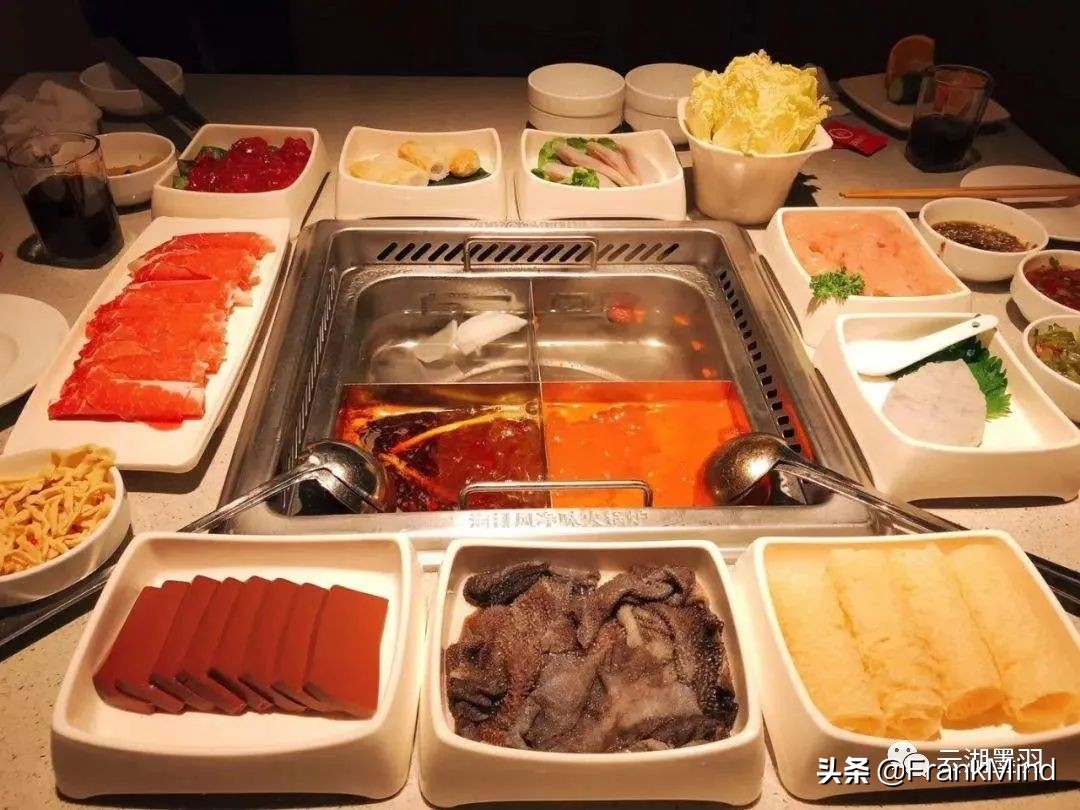 为什么大多数火锅店的锅是圆的，而海底捞的锅是方的？