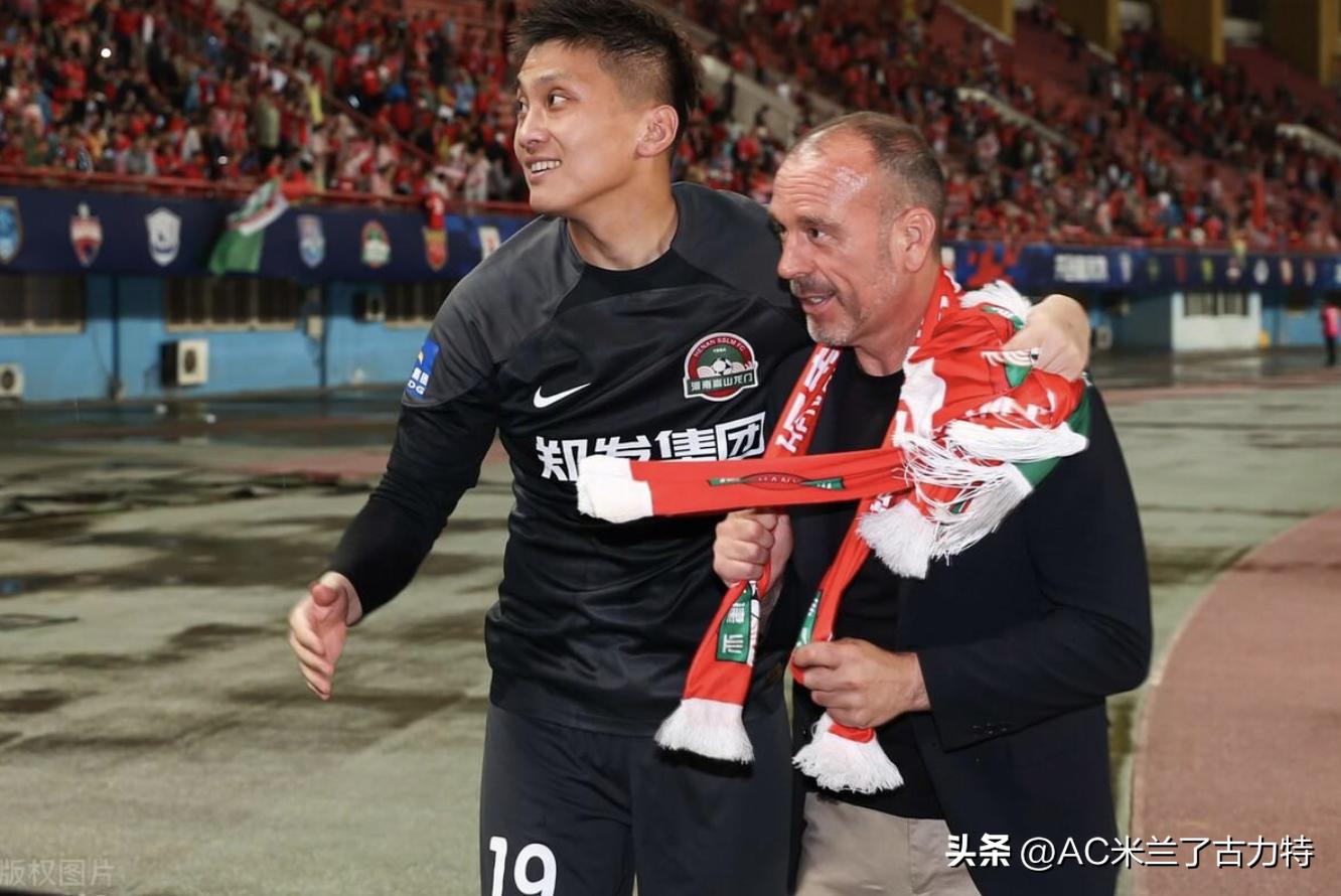 负重前行！河南足球历史上最难主教练，用品行带领河南队走出困境